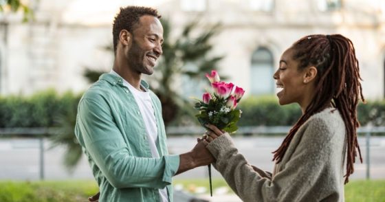 How to Give a Flower to Your Girlfriend and Make It Unforgettable