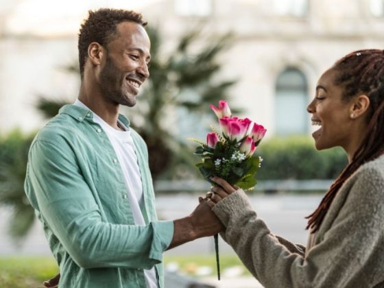 How to Give a Flower to Your Girlfriend and Make It Unforgettable