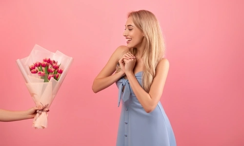 How to Give a Flower to Your Girlfriend and Make It Unforgettable